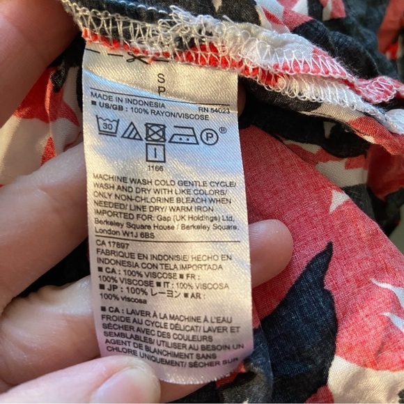 🛍️3/$30‎ Gap women’s  floral sleeveless blouse in size small - Picture 6 of 7